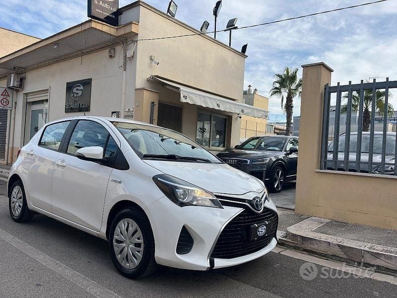 Bianco Usata 2016 Toyota Yaris Hybrid Active Tre volumi | 9400 € (Buon prezzo) - Immagine 1/4