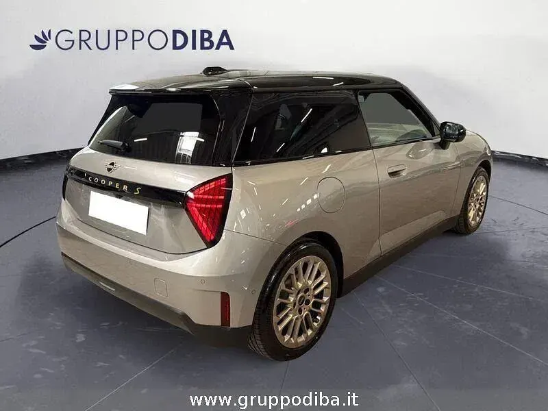 Usata Mini Cooper SE Favoured 64 kW (88 CV) 2025 Grigio Utilitaria
