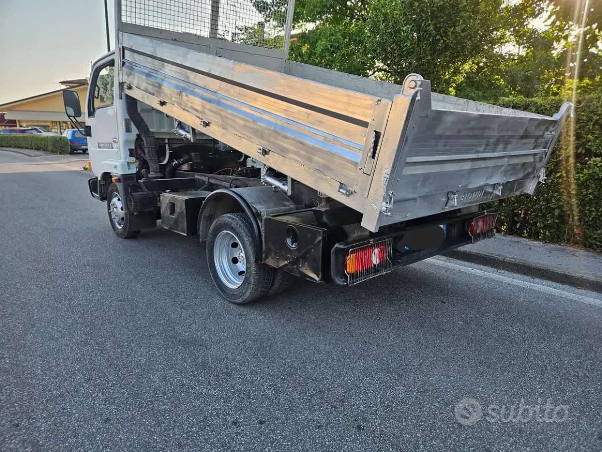 Usata Nissan Cabstar 106 CV (77 kW) 2002 Bianco Pick-up