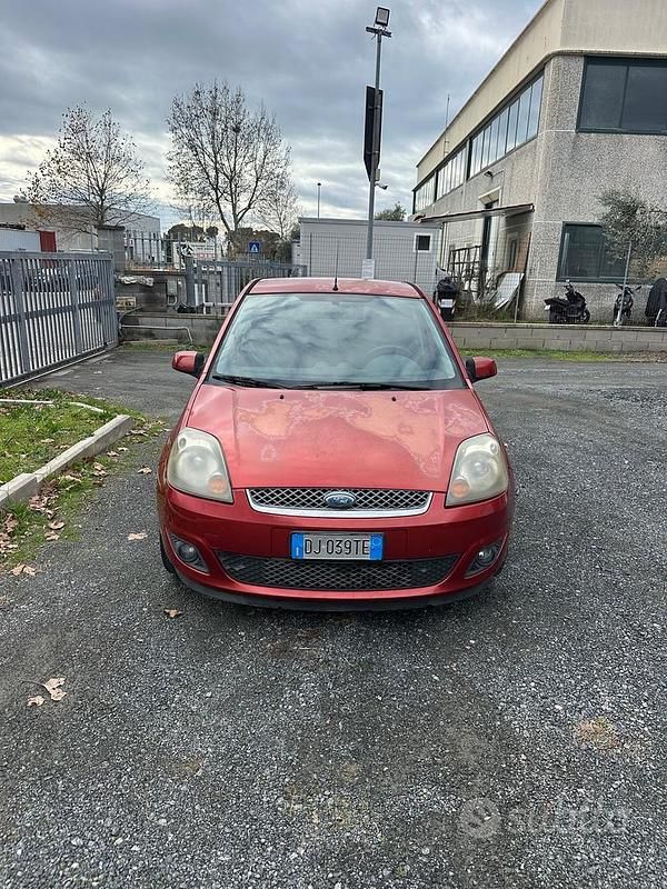 Usata Ford Fiesta Ghia 68 CV (50 kW) 2007 Arancione Utilitaria