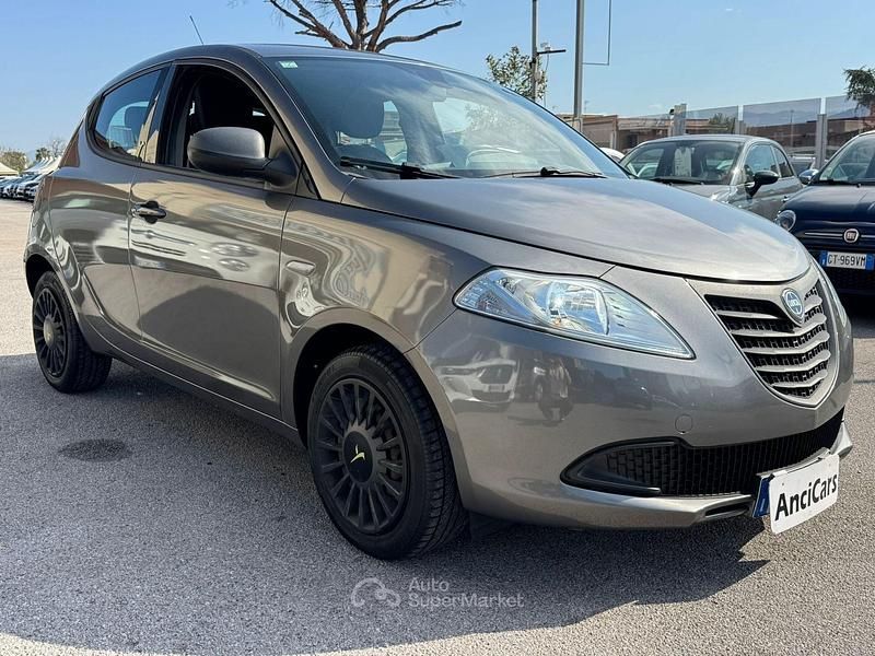 Begagnad Lancia Ypsilon 69 HK (50 kW) 2015 Grå Halvkombi