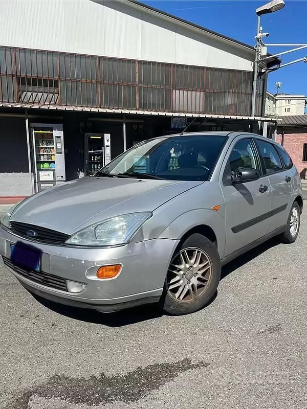 Usata Ford Focus Ghia 100 CV (73 kW) 2001 Utilitaria