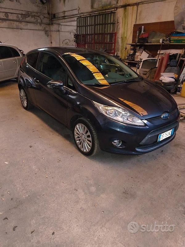 Grigio Usata 2008 Ford Fiesta Tre volumi | 2500 € (Cara) - Immagine 1/4