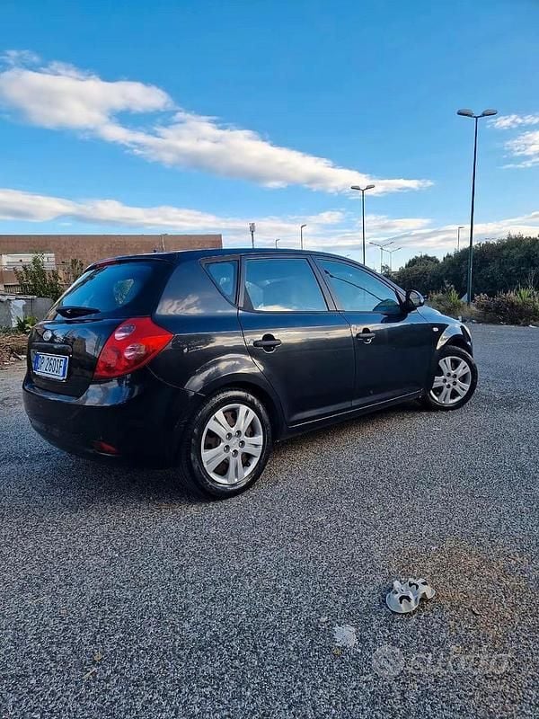 Usata Kia Ceed 109 CV (80 kW) 2008 Nero Utilitaria