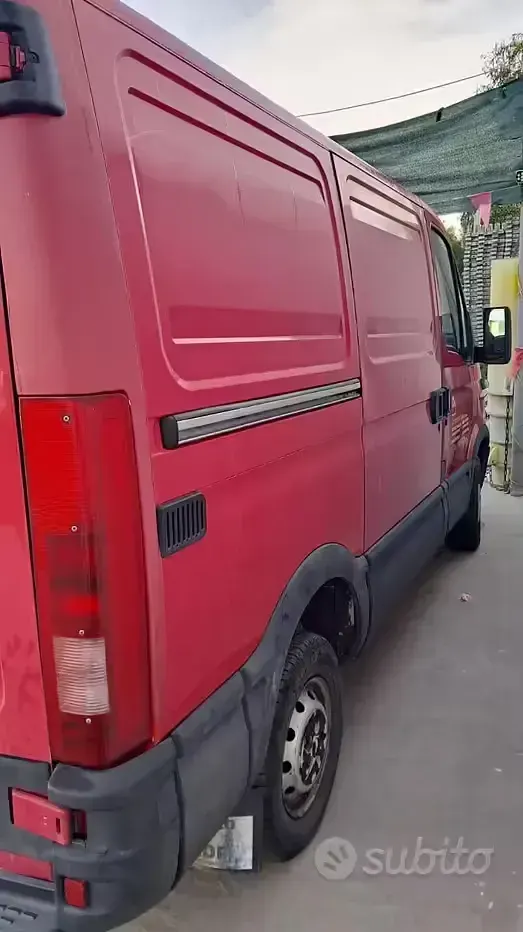 Usata Iveco Daily 96 CV (70 kW) 2005 Rosso