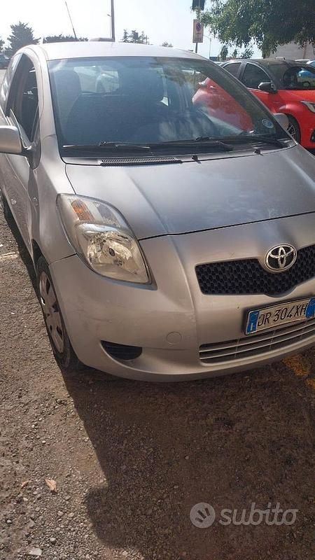 Usata Toyota Yaris 65 CV (47 kW) 2010 Grigio Utilitaria
