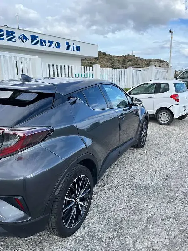 Usata Toyota C-HR Lounge 125 CV (91 kW) 2018 Grigio SUV