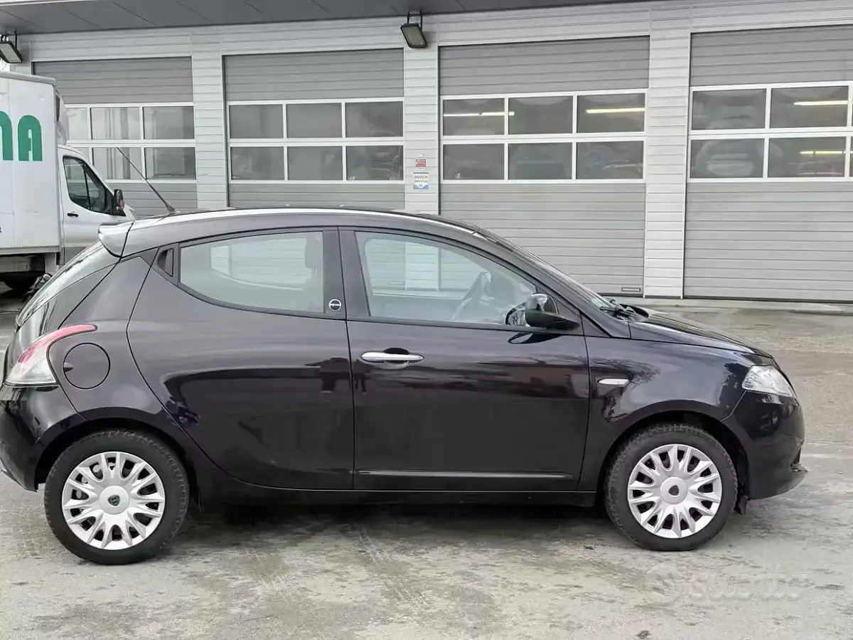 Usata Lancia Ypsilon Gold 69 CV (50 kW) 2014 Viola Utilitaria