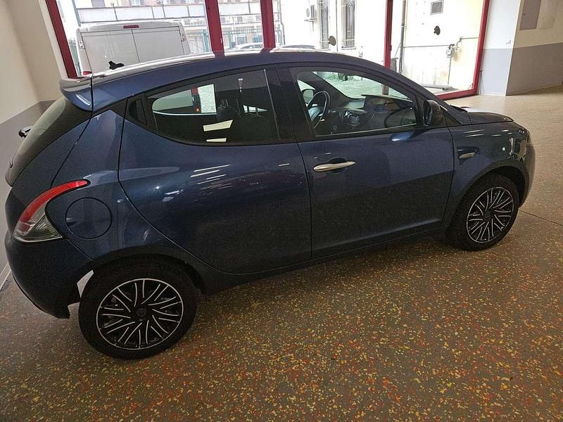 Usata Lancia Ypsilon Silver 69 CV (50 kW) 2022 Blu/azzurro Utilitaria