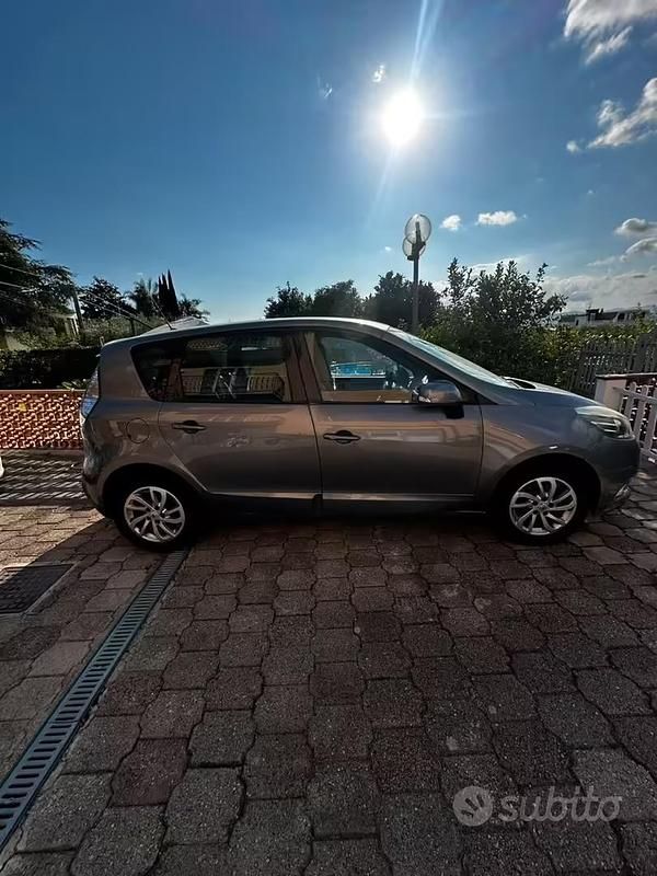 Usata Renault Scénic III 110 CV (80 kW) 2013 Grigio Monovolume