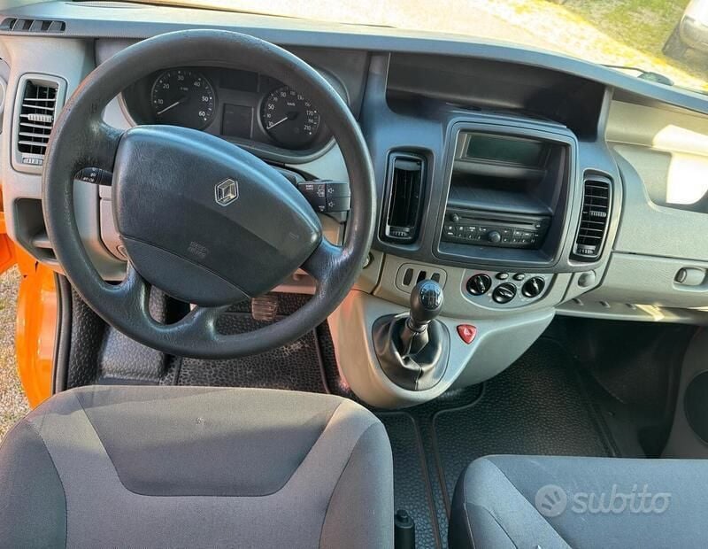 Usata Renault Trafic 115 CV (84 kW) 2012 Arancione Monovolume