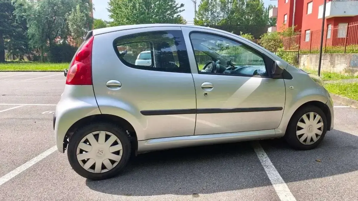 Usata Peugeot 107 68 CV (50 kW) 2008 Grigio Utilitaria