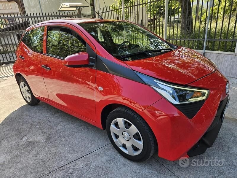 Usata Toyota Aygo Connect Style 72 CV (52 kW) 2021 Rosso Utilitaria