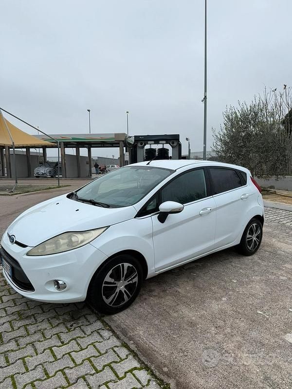 Bianco Usata 2010 Ford Fiesta Due volumi | 2799 € (Buon prezzo) - Immagine 1/4