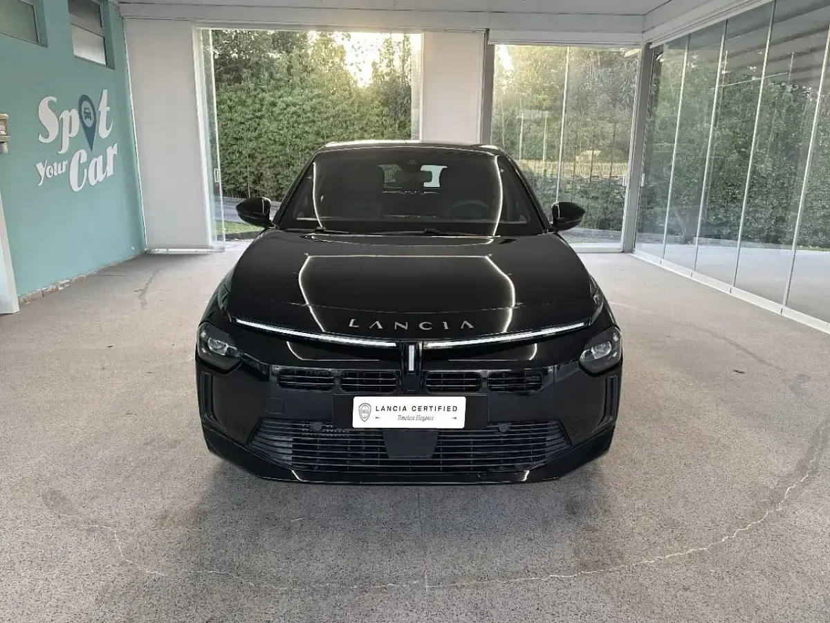 Nuova Lancia Ypsilon 101 CV (74 kW) 2025 Nero Utilitaria