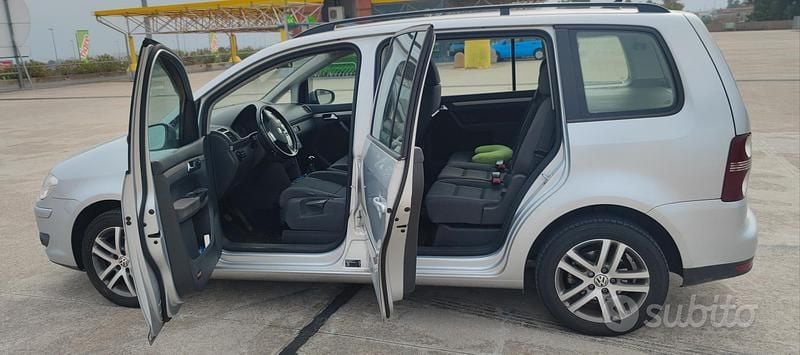 Usata VW Touran 140 CV (102 kW) 2010 Grigio Monovolume