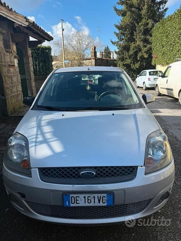 Usata Ford Fiesta 90 CV (66 kW) 2007 Grigio Berlina