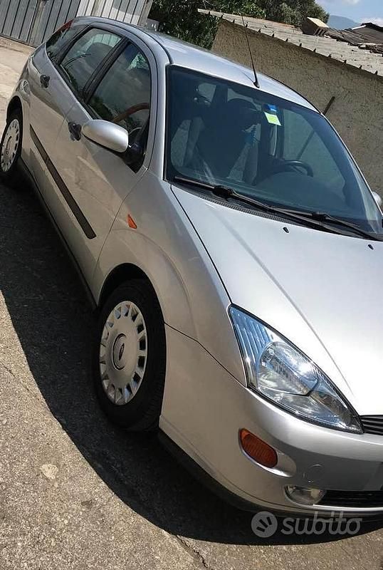 Usata Ford Focus Ambiente 90 CV (66 kW) 2001 Grigio Berlina