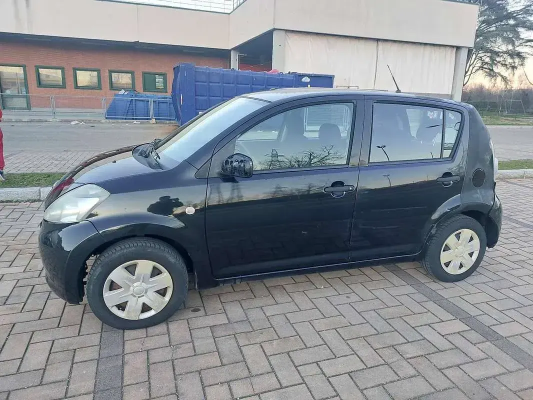 Usata Daihatsu Sirion 69 CV (50 kW) 2006 Nero Utilitaria