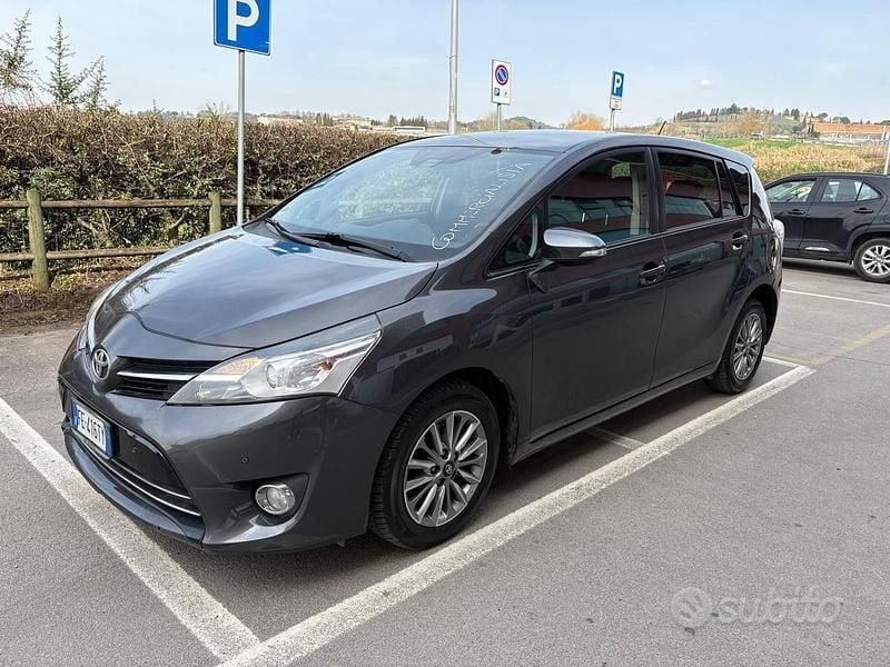 Usata Toyota Verso Style 111 CV (81 kW) 2016 Grigio Monovolume
