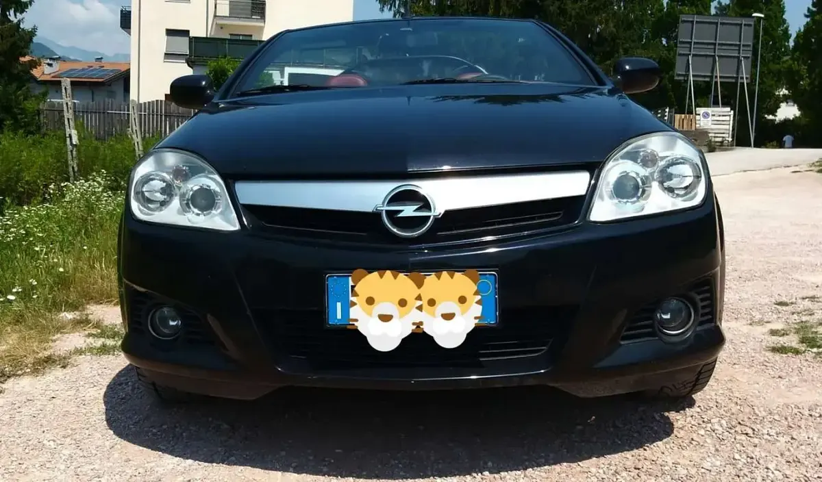 Usata Opel Tigra Sport 90 CV (66 kW) 2008 Nero Cabrio