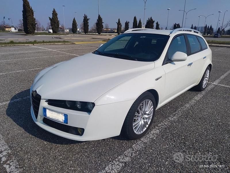 Bianco Usata 2011 Alfa Romeo 159 Station wagon | 4500 € (Buon prezzo) - Immagine 1/4