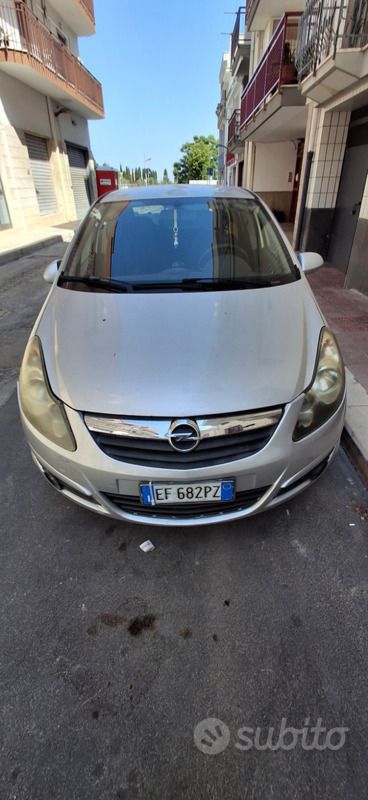 Grigio Usata 2011 Opel Corsa Tre volumi | 1200 € (Super prezzo) - Immagine 1/4