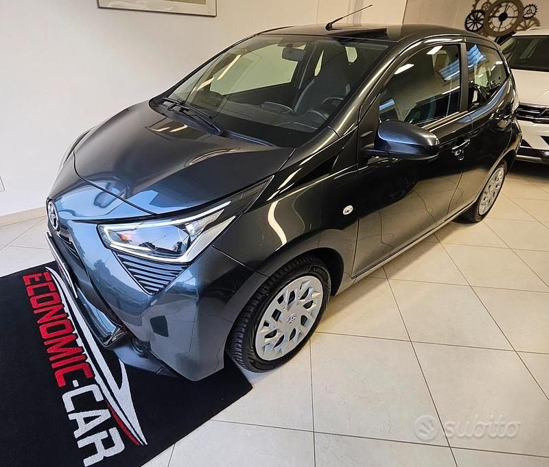 Usata Toyota Aygo Connect Style 72 CV (52 kW) 2020 Grigio Utilitaria