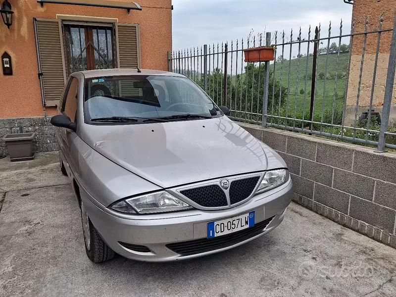 Usata Lancia Ypsilon 60 CV (44 kW) 2003 Grigio Utilitaria
