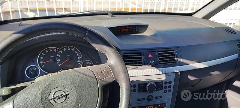 Grigio Usata 2008 Opel Meriva Monovolume | 1350 € (Ottimo prezzo) - Immagine 1/4