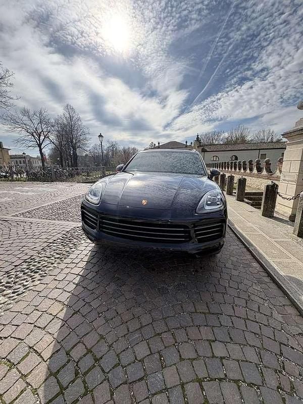 Usata Porsche Cayenne 340 CV (250 kW) 2021 Moonlight blue metallic SUV