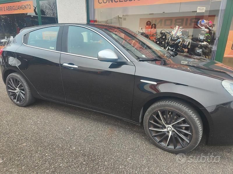 Nero Usata 2016 Alfa Romeo Giulietta Super Tre volumi | 9900 € (Buon prezzo) - Immagine 1/4
