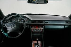 Usata Mercedes E500 326 CV (239 kW) 1992 Nero Berlina