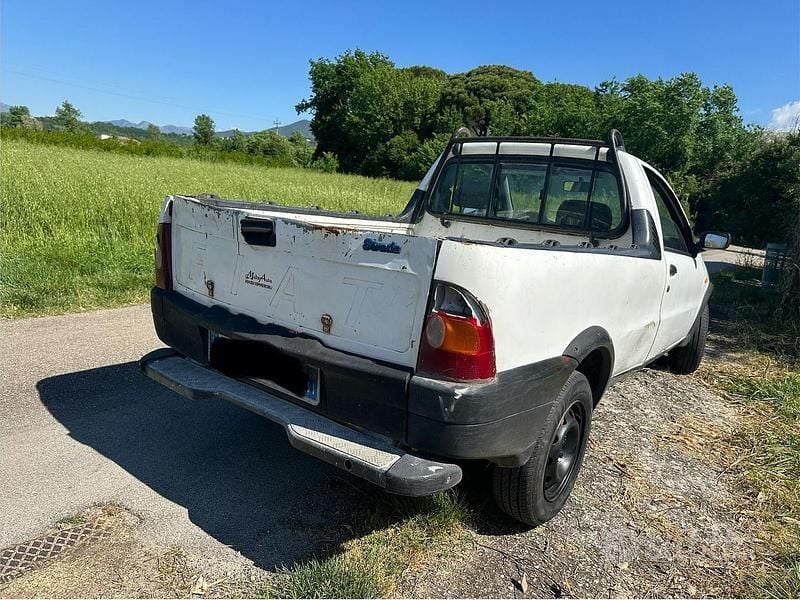 Usata Fiat Strada 69 CV (50 kW) 2000 Bianco Pick-up