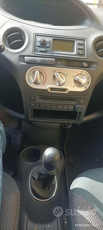 Grigio Usata 2004 Toyota Yaris Due volumi | 3000 € (Buon prezzo) - Immagine 1/4