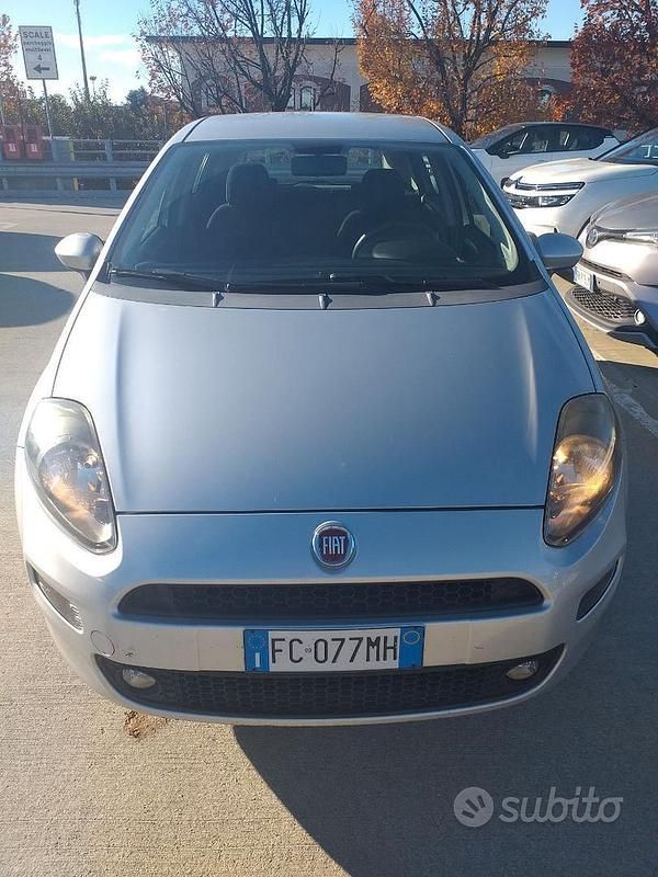 Grigio Usata 2016 Fiat Punto Lounge Due volumi | 4900 € (Buon prezzo) - Immagine 1/2