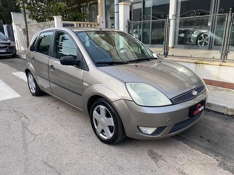 Usata Ford Fiesta 75 CV (55 kW) 2003 Grigio Utilitaria