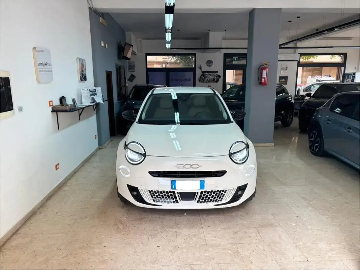 Usata Fiat 600 La Prima 100 CV (73 kW) 2025 Nero SUV