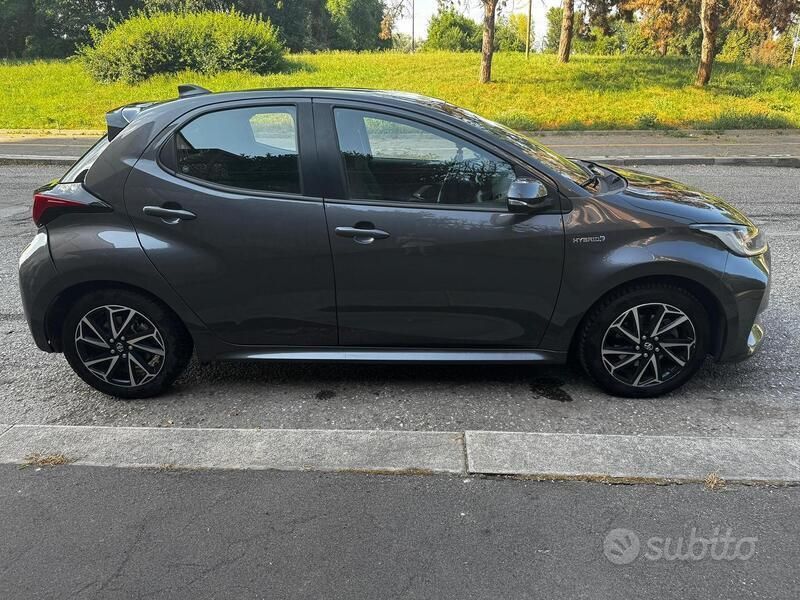 Usata Toyota Yaris Hybrid Trend 92 CV (67 kW) 2020 Grigio Berlina
