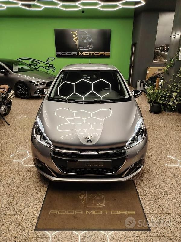 Usata Peugeot 208 Signature Sky 102 CV (75 kW) 2019 Grigio Utilitaria