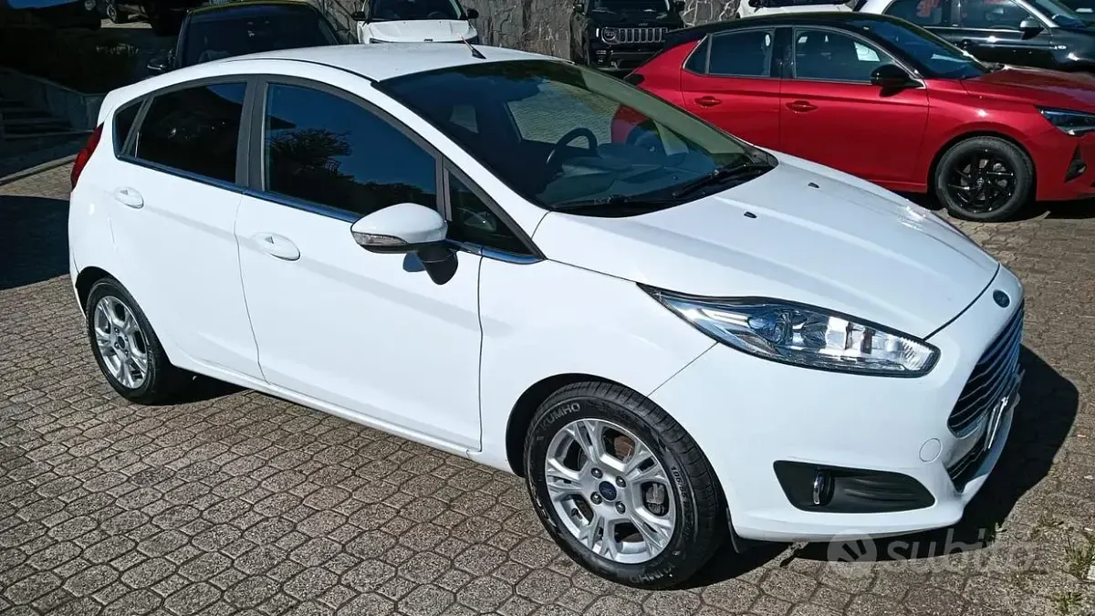 Usata Ford Fiesta 75 CV (55 kW) 2015 Bianco Utilitaria