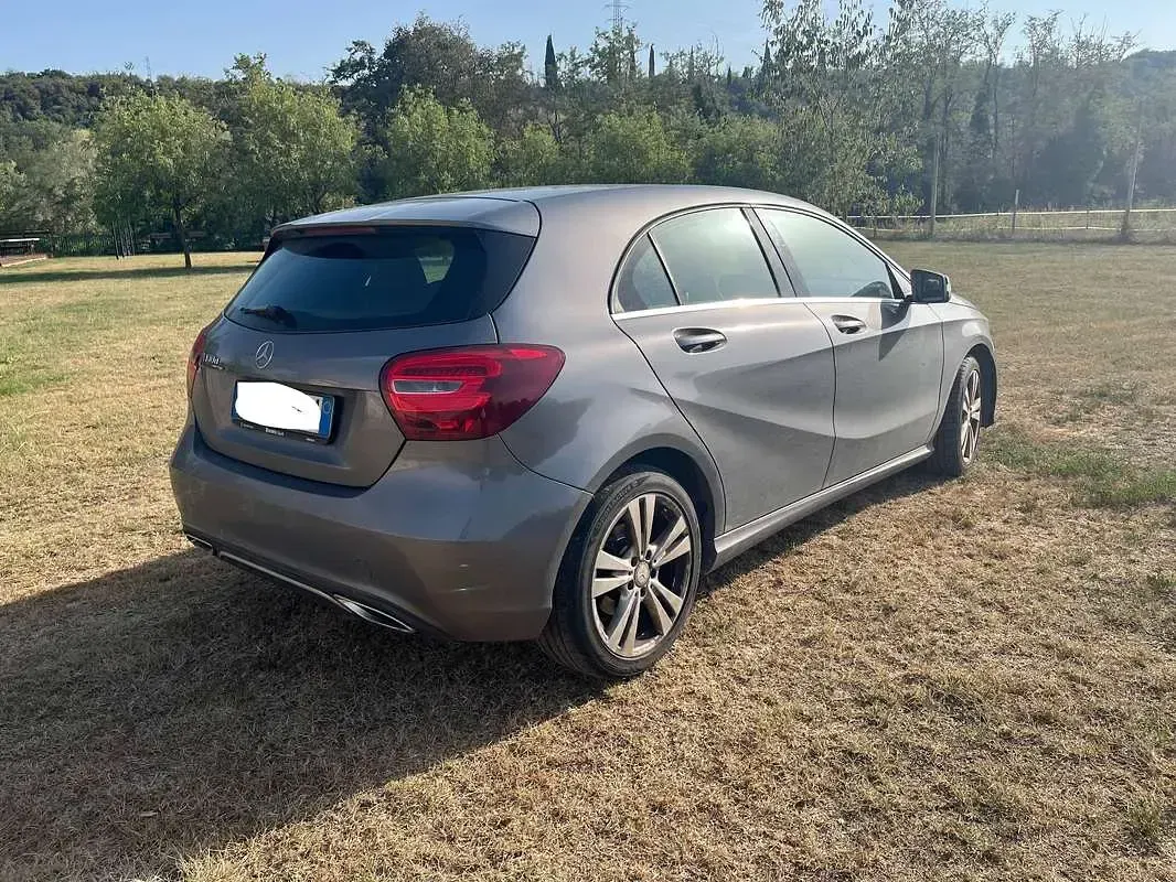 Usata Mercedes A180 109 CV (80 kW) 2017 Grigio Utilitaria