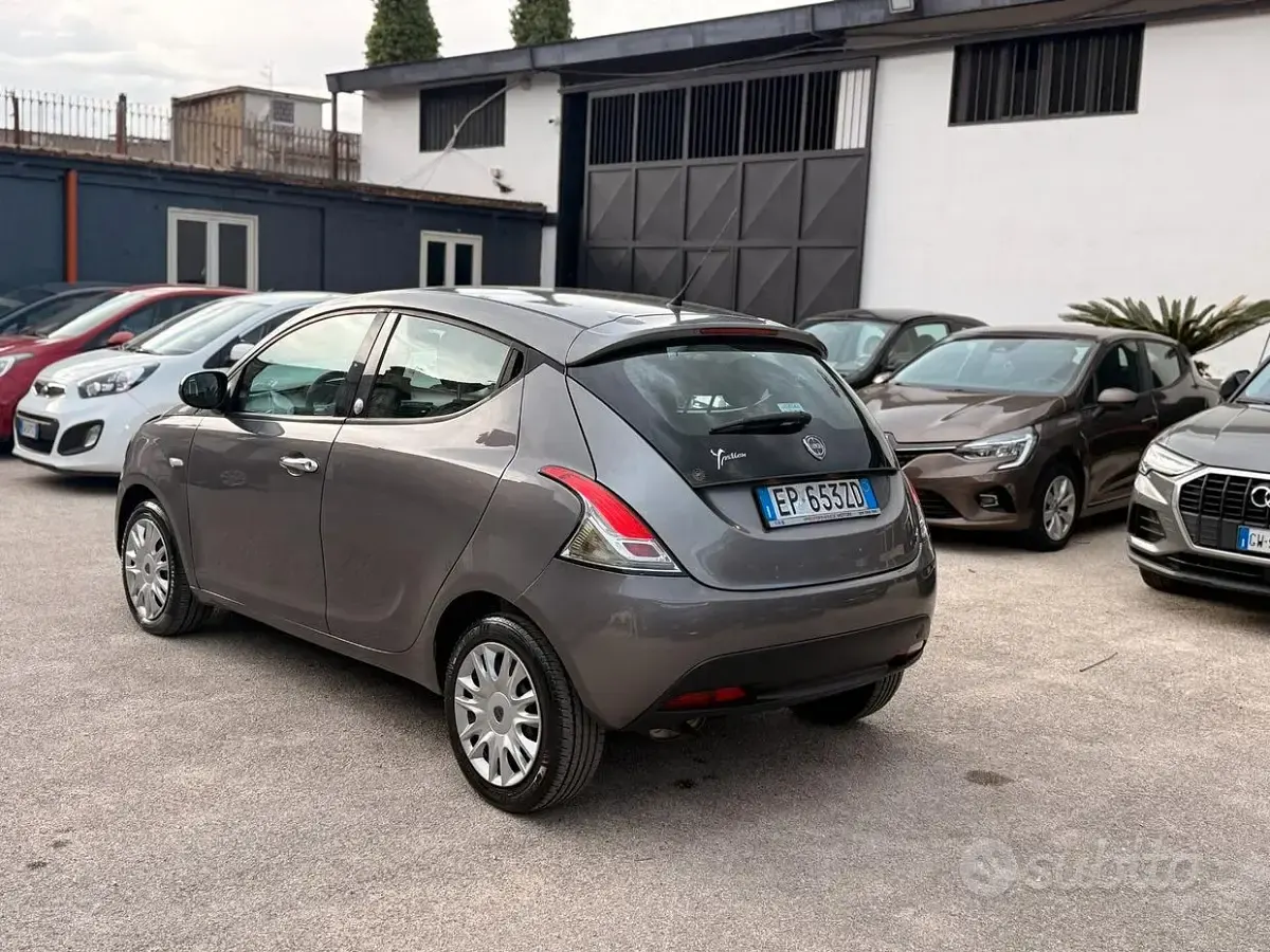 Usata Lancia Ypsilon Silver 69 CV (50 kW) 2013 Grigio Utilitaria