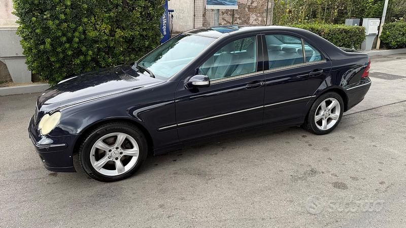 Usata Mercedes C220 Avantgarde 150 CV (110 kW) 2005 Blu Berlina