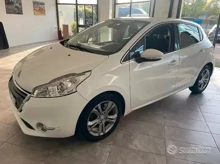 Usata Peugeot 208 Active 82 CV (60 kW) 2014 Bianco Utilitaria