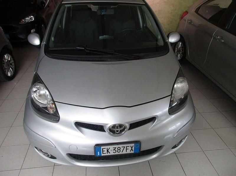 Usata Toyota Aygo Sol 68 CV (50 kW) 2012 Argento Utilitaria