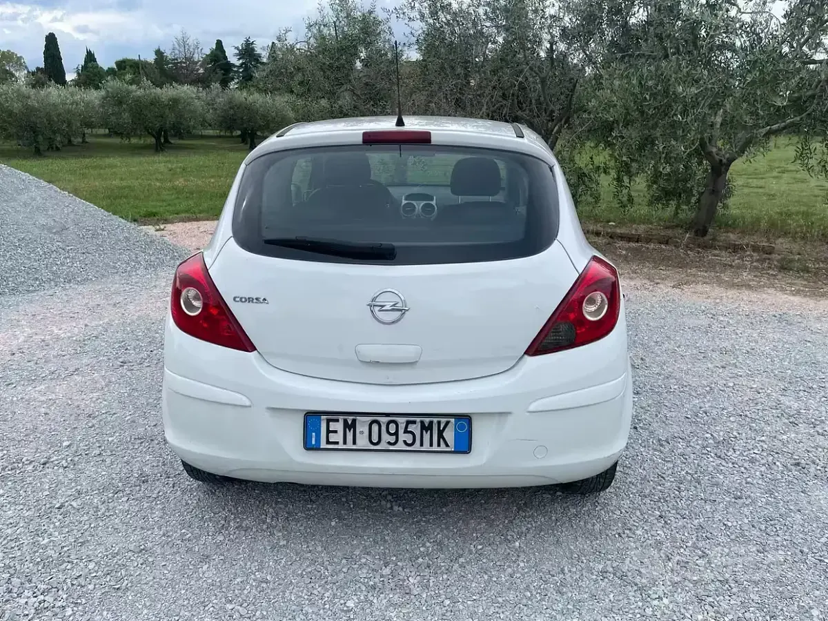 Usata Opel Corsa 86 CV (63 kW) 2012 Bianco Utilitaria