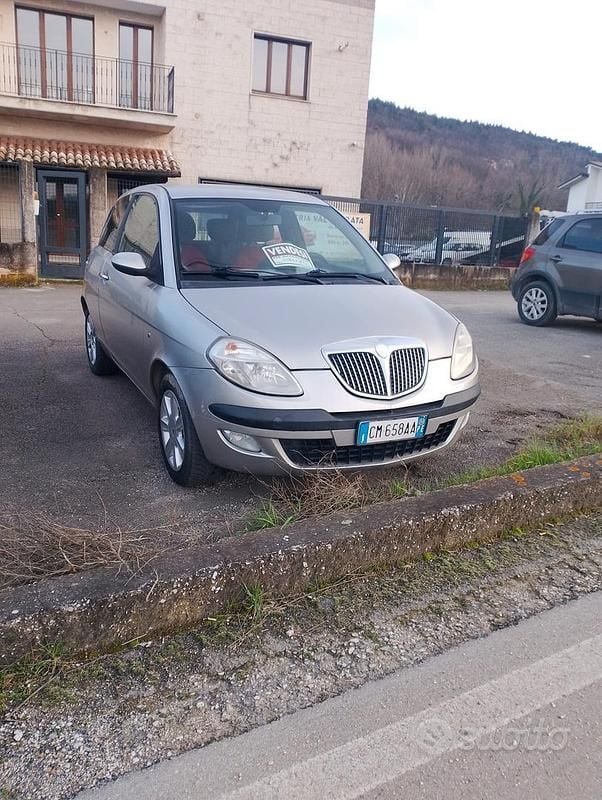 Usata Lancia Ypsilon 70 CV (51 kW) 2004 Grigio Utilitaria