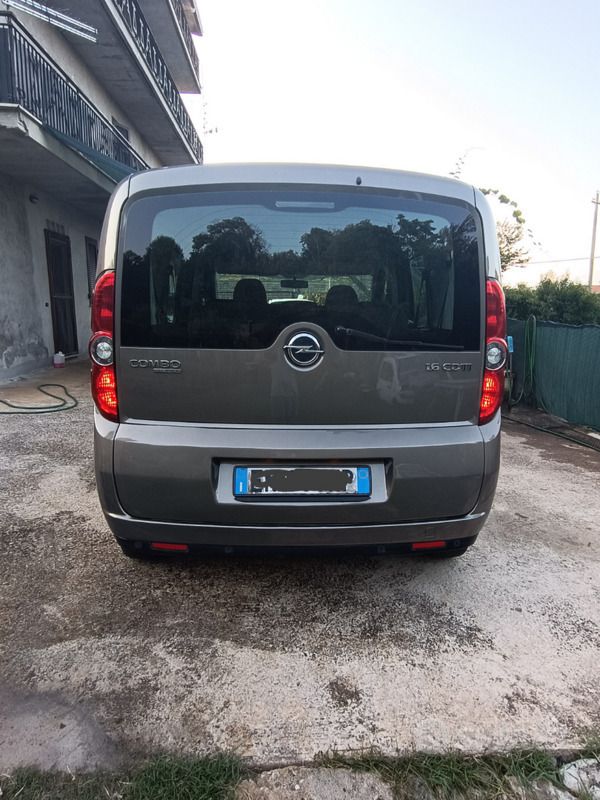 Grigio Usata 2012 Opel Combo Monovolume | 8000 € - Immagine 1/4
