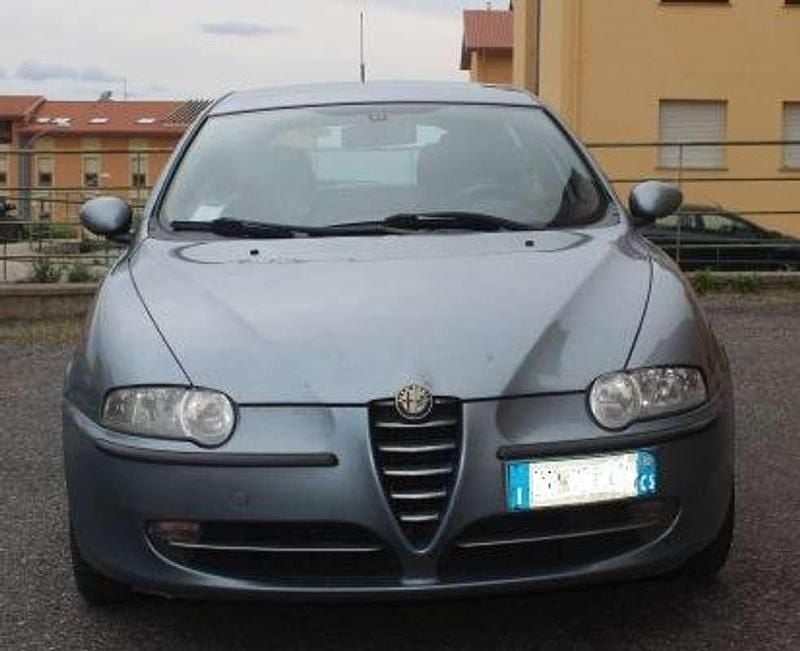 Blu/azzurro Usata 2002 Alfa Romeo 147 Distinctive Utilitaria | 1900 € (Buon prezzo) - Immagine 1/4